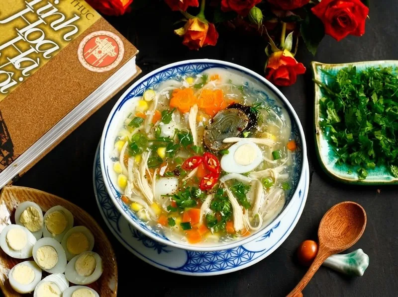 Bát súp gà nóng hổi với thịt gà, ngô và vân trứng