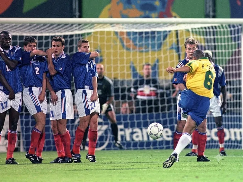 Roberto Carlos tạo siêu phẩm sút phạt má ngoài trước tuyển Pháp năm 1997